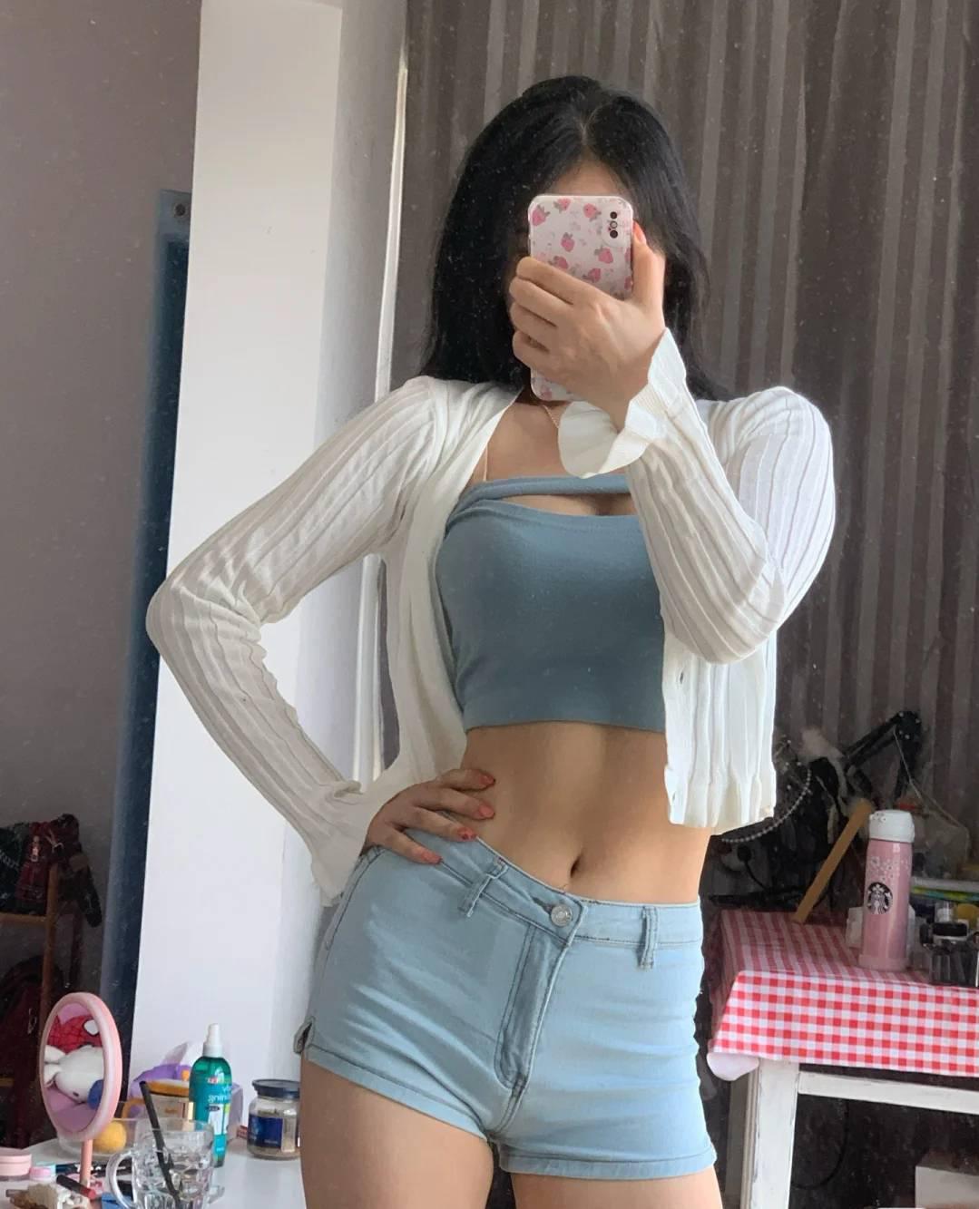 前凸后翘的妹子，爽翻天